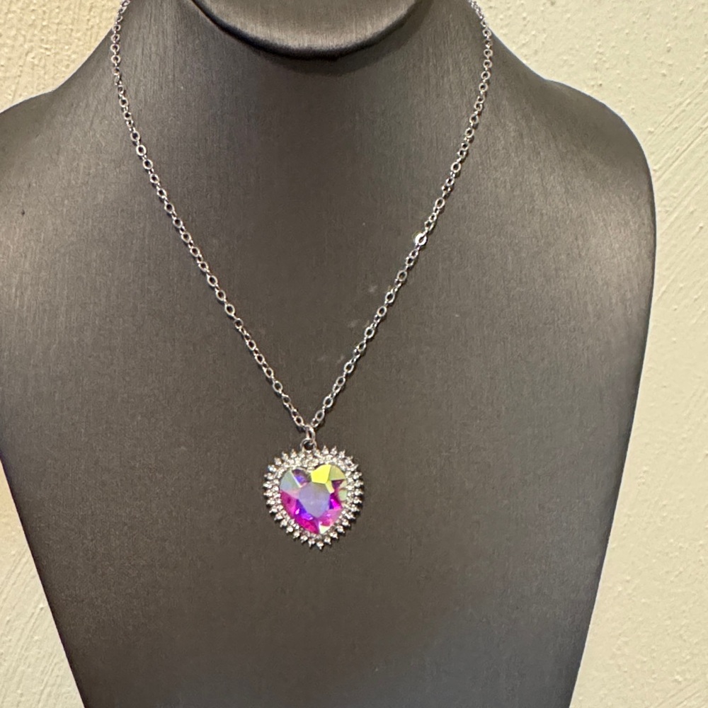 🛍️Elegant Silver Heart Necklace with Purple Gemstone